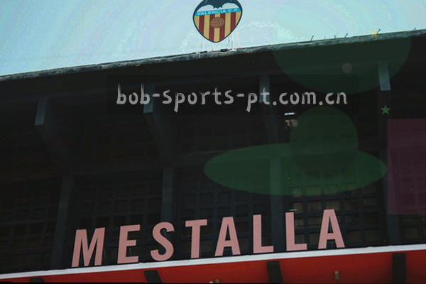 平板和PC上显示平台界面的对比图